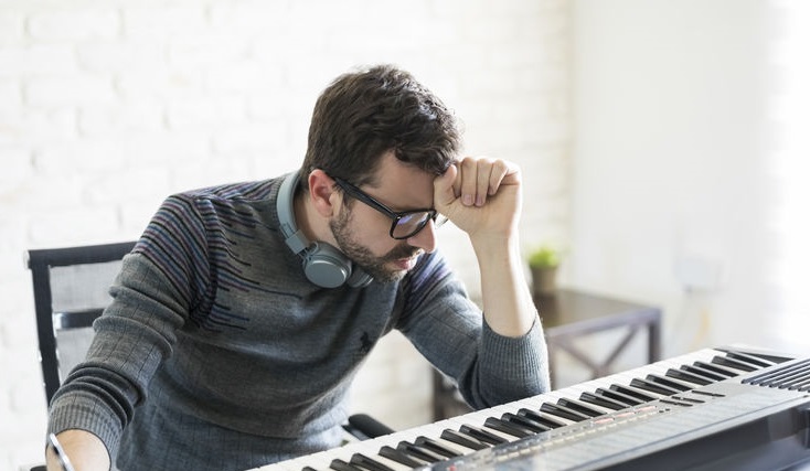 Hombre frustrado tocando el piano