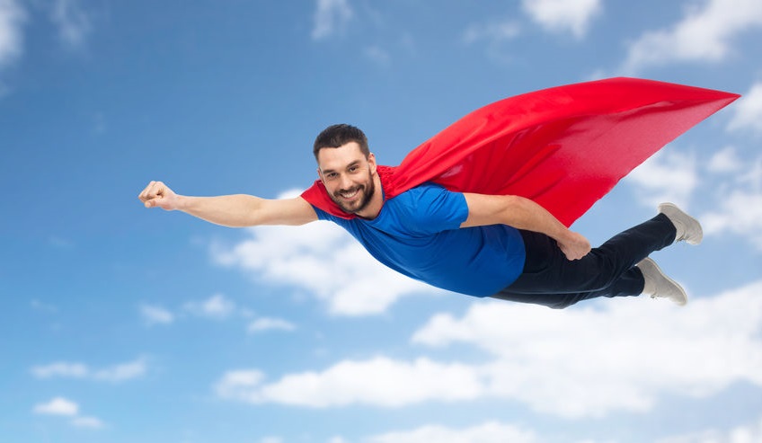 Hombre volando con capa de Superman