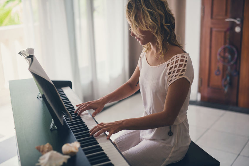 Mujer aprendiendo piano desde cero